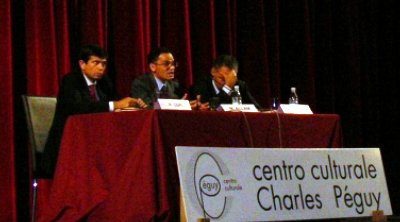 Il tavolo dei relatori. Al centro Magdi Allam - Si ringrazia www.casateonline.it